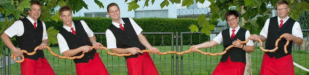 Die Familie Näf – Andreas, Sandro, Thomas, Edith und Albert Näf – mit einer langen Wurstkette