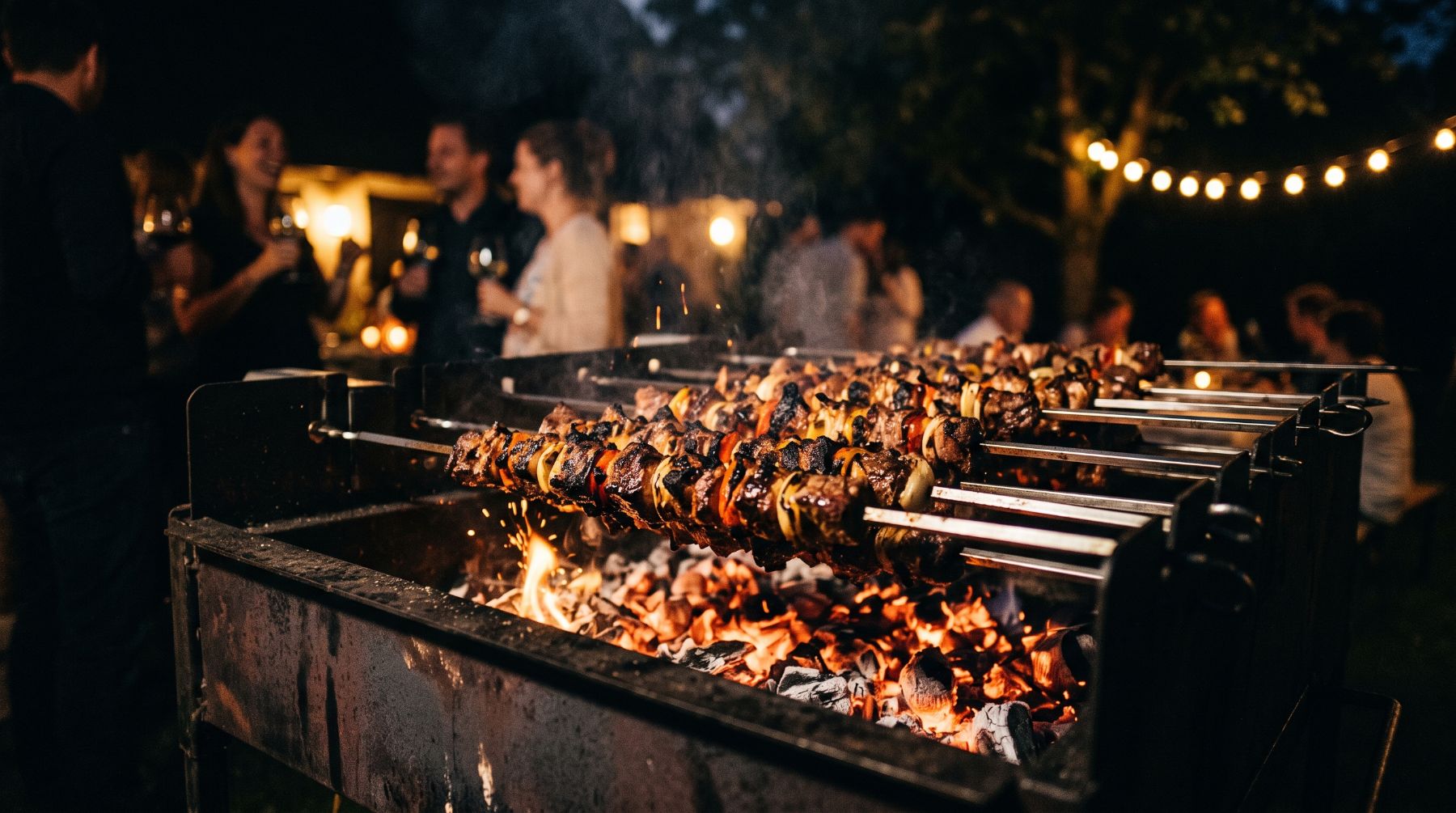 Spiessligrill über Holzkohle an einem Sommerfest